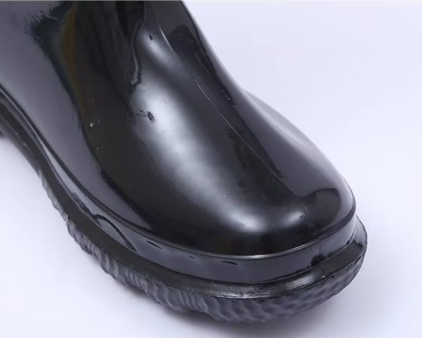 a092bfdc-7822-4703-8756-0930a4d9c5b3_lähivaade läikivmusta soojast PVC-st veekindla töösaapa ümarale varbaosale.png